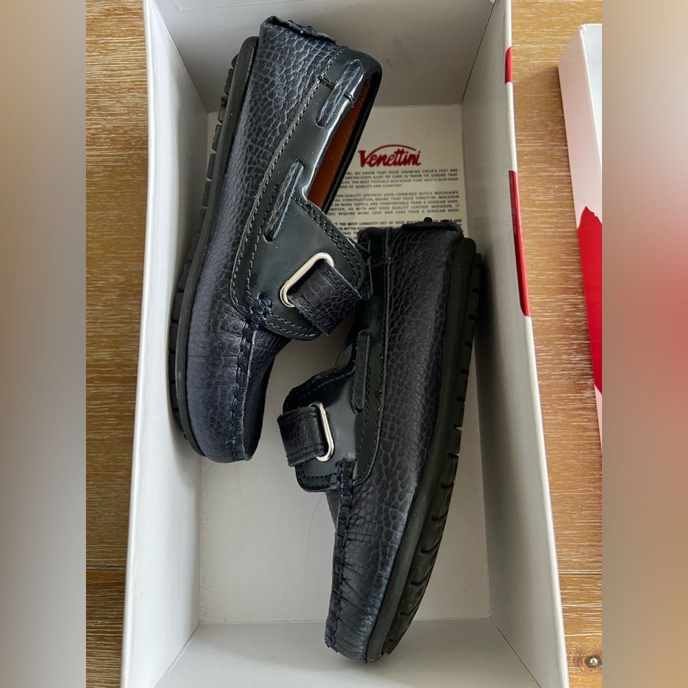 Venettini  navy rock loafer size 10 new in box
